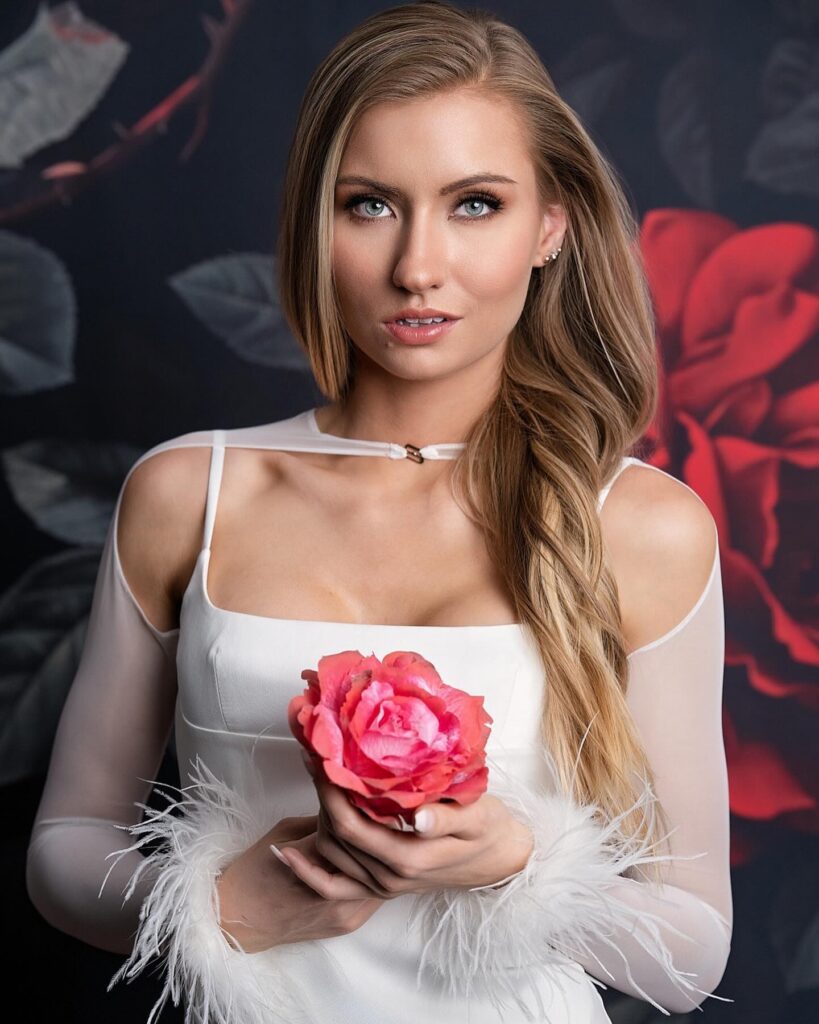 Emma Sirus: Age, Career & Net Worth 2026 Revealed
